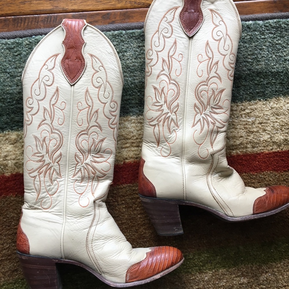 Justin ladies cowboy boots. Good leather sz. 5 1/2